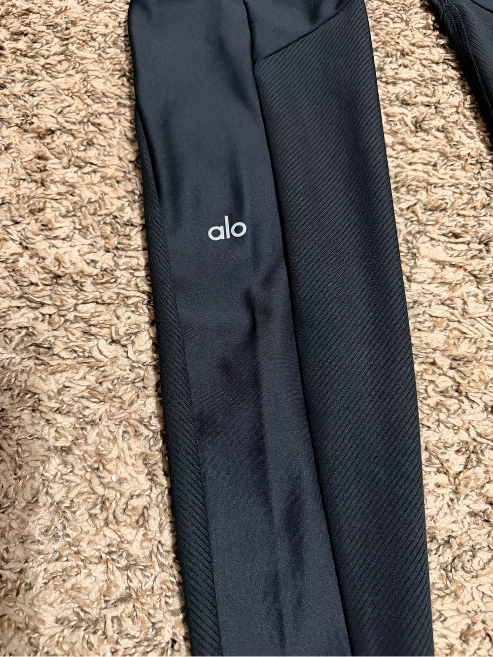 Alo High-Waist Black Active Leggings with Pockets - Picture 3 of 5